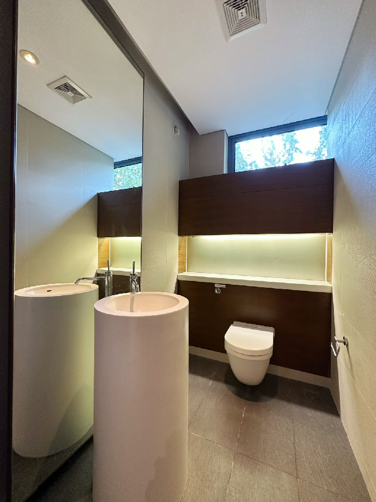 Lakeside Villa - Image 7